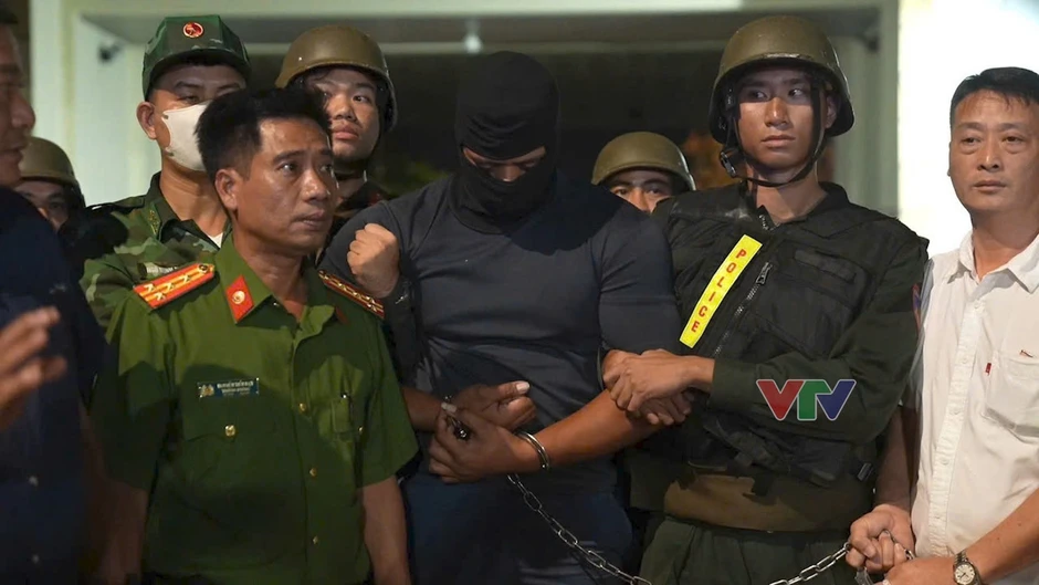 Vụ 2 nghi phạm nổ súng giết người: Xuất hiện tài xế 24 tuổi và 7 đối tượng giúp bỏ trốn Vụ 2 nghi phạm nổ súng giết người: Xuất hiện tài xế 24 tuổi và 7 đối tượng giúp bỏ trốn