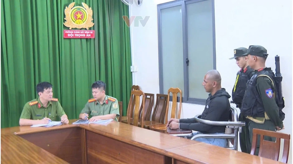 Vụ 2 nghi phạm nổ súng giết người: Xuất hiện tài xế 24 tuổi và 7 đối tượng giúp bỏ trốn Vụ 2 nghi phạm nổ súng giết người: Xuất hiện tài xế 24 tuổi và 7 đối tượng giúp bỏ trốn