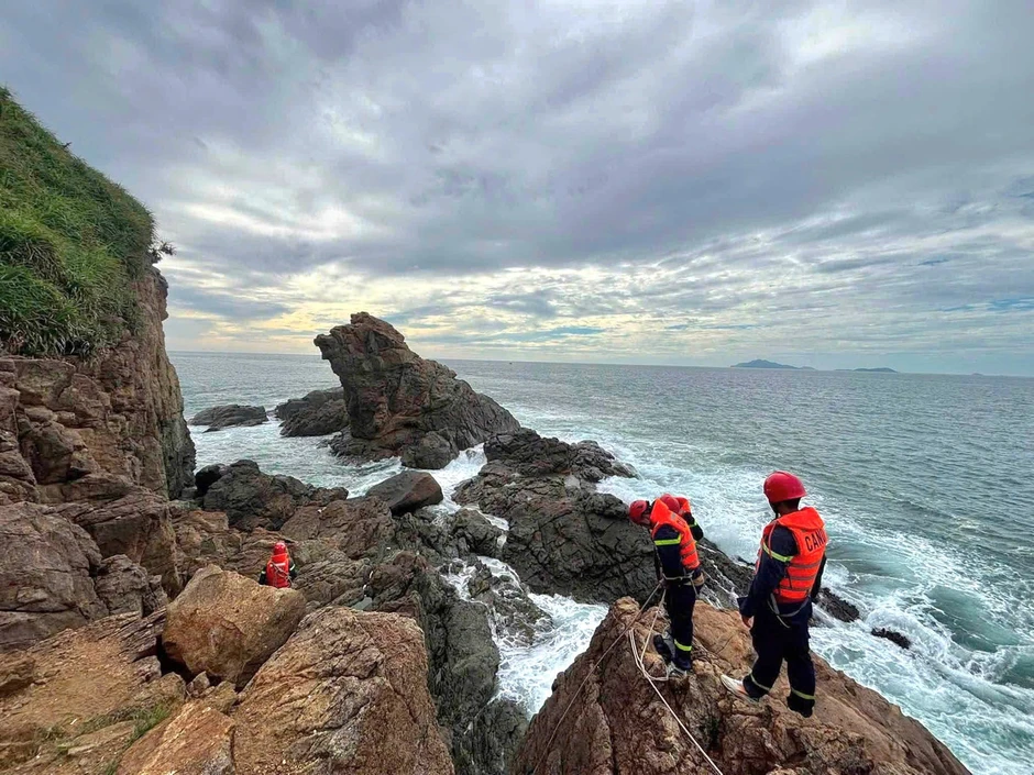 Vụ 3 cô gái bị sóng cuốn mất tích: Đã cấm trekking tự phát xuống Mũi Nghê từ lâu Vụ 3 cô gái bị sóng cuốn mất tích: Đã cấm trekking tự phát xuống Mũi Nghê từ lâu
