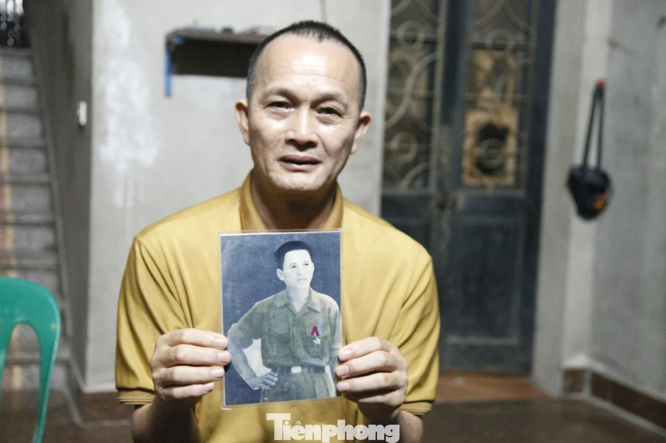 Vụ bà cụ 72 tuổi nhận ra bức ảnh chôn cùng liệt sĩ: Con trai liệt sĩ nghẹn ngào mong tìm được cha Vụ bà cụ 72 tuổi nhận ra bức ảnh chôn cùng liệt sĩ: Con trai liệt sĩ nghẹn ngào mong tìm được cha