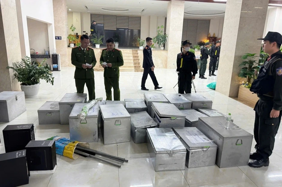Vụ bắt Cường “Cát”: Có thu hồi giấy phép mỏ cát silic ở Quảng Ninh? Vụ bắt Cường “Cát”: Có thu hồi giấy phép mỏ cát silic ở Quảng Ninh?