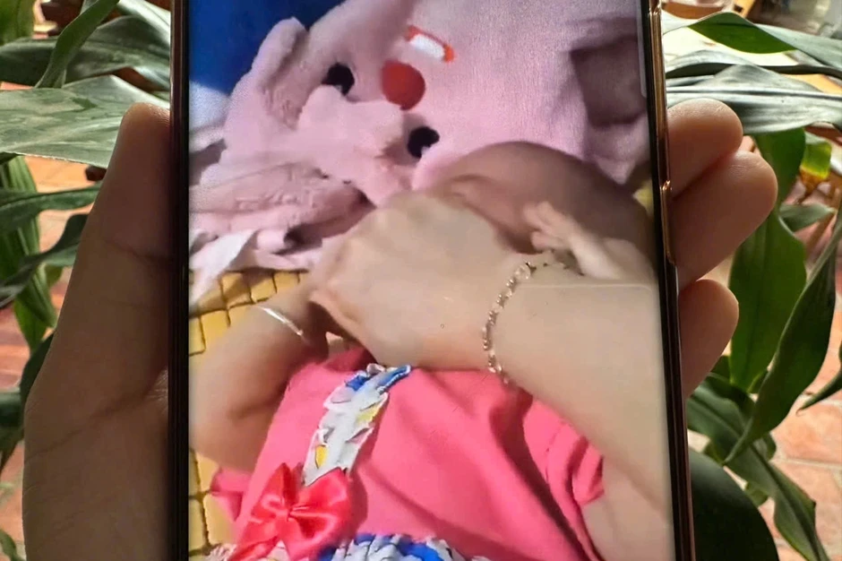 Vụ bé gái giãy giụa vì bị bóp mũi, miệng: Mẹ bóp con để chọc tức "chồng hờ" Vụ bé gái giãy giụa vì bị bóp mũi, miệng: Mẹ bóp con để chọc tức "chồng hờ"
