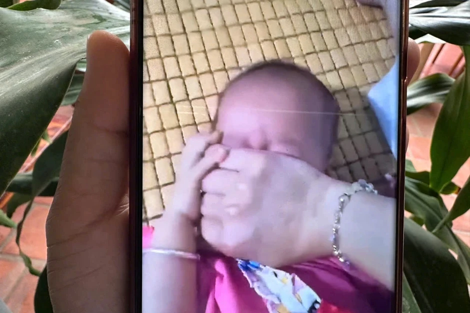 Vụ bé gái giãy giụa vì bị bóp mũi, miệng: Mẹ bóp con để chọc tức "chồng hờ" Vụ bé gái giãy giụa vì bị bóp mũi, miệng: Mẹ bóp con để chọc tức "chồng hờ"