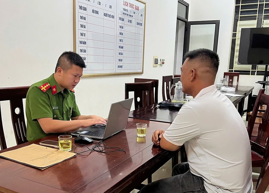 Vụ bé trai 10 tuổi người thâm tím nghi bị bạo hành: Lời khai của bố đẻ Vụ bé trai 10 tuổi người thâm tím nghi bị bạo hành: Lời khai của bố đẻ