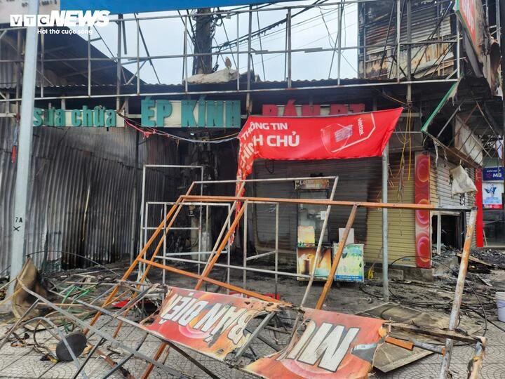 Vụ cháy Bắc Ninh thiêu rụi 3 cửa hàng điện thọai lúc rạng sáng ngày 12 / 6 Vụ cháy Bắc Ninh thiêu rụi 3 cửa hàng điện thọai lúc rạng sáng ngày 12 / 6