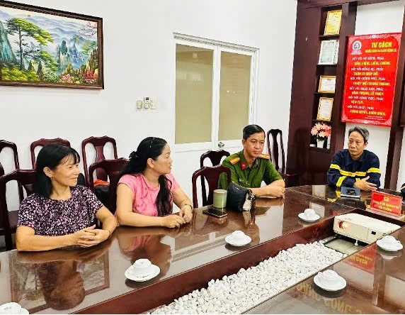 Vụ cháy chung cư ở TPHCM: "Không có các anh thì chồng tôi chẳng còn" Vụ cháy chung cư ở TPHCM: "Không có các anh thì chồng tôi chẳng còn"