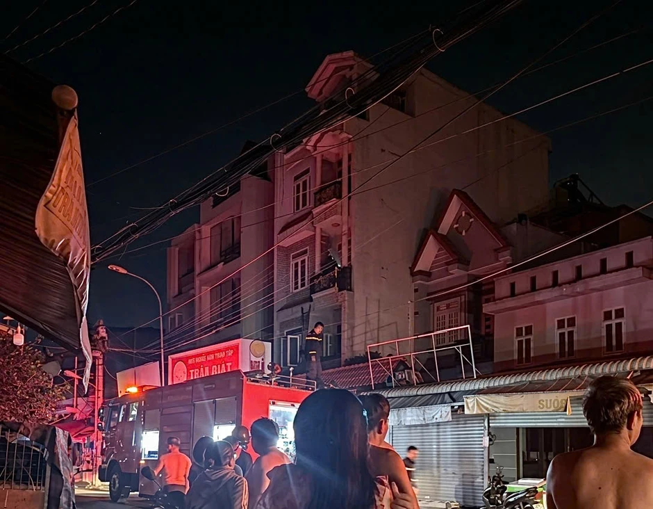 Vụ cháy nhà trọ ở TPHCM: Lính cứu hộ băng mình xuyên qua khói lửa cứu người Vụ cháy nhà trọ ở TPHCM: Lính cứu hộ băng mình xuyên qua khói lửa cứu người