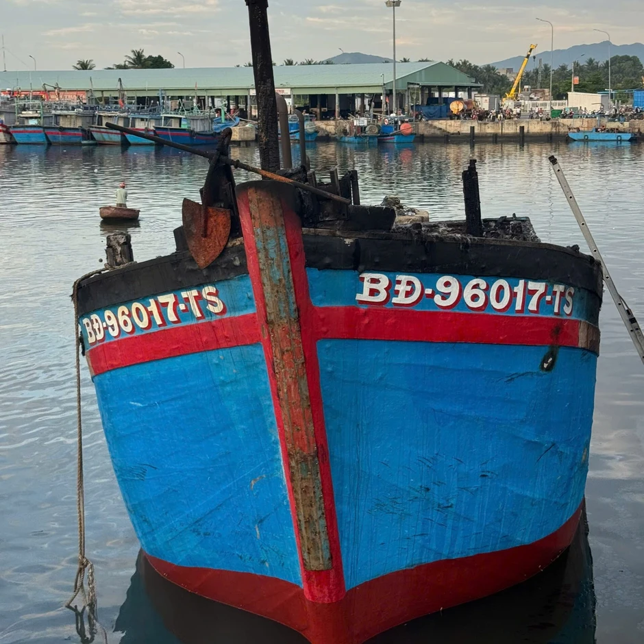 Vụ cháy ở cảng cá Tam Quan: 6 tàu bị thiêu rụi, thiệt hại hàng chục tỷ đồng Vụ cháy ở cảng cá Tam Quan: 6 tàu bị thiêu rụi, thiệt hại hàng chục tỷ đồng