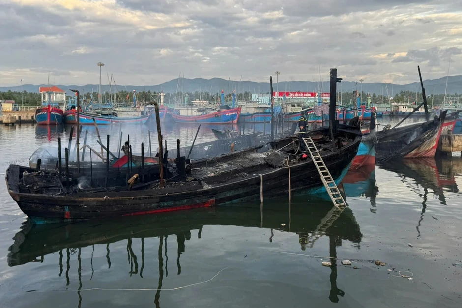 Vụ cháy ở cảng cá Tam Quan: 6 tàu bị thiêu rụi, thiệt hại hàng chục tỷ đồng Vụ cháy ở cảng cá Tam Quan: 6 tàu bị thiêu rụi, thiệt hại hàng chục tỷ đồng