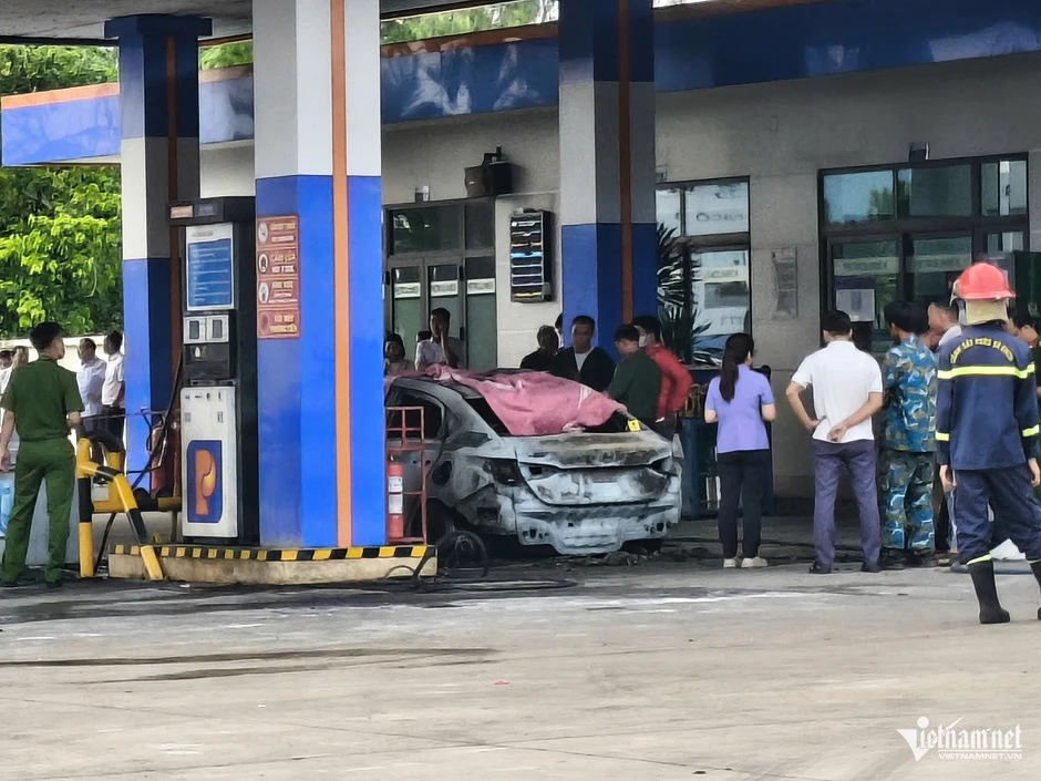 Vụ cháy ô tô, 2 thiếu niên tử vong: Công an thông tin về cốp xe chứa đầy pin, ắc quy Vụ cháy ô tô, 2 thiếu niên tử vong: Công an thông tin về cốp xe chứa đầy pin, ắc quy