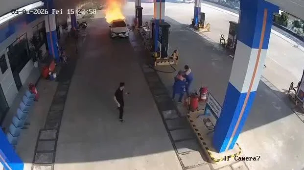 Vụ cháy ô tô ở cây xăng khiến 2 thiếu niên tử vong: Công an phát hiện trên xe chở gì? Vụ cháy ô tô ở cây xăng khiến 2 thiếu niên tử vong: Công an phát hiện trên xe chở gì?