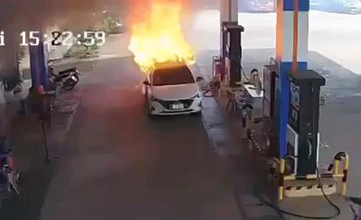 Vụ cháy xe ở cây xăng khiến 2 người chết: xe chở nhiều pin, cứu hộ không được báo có người bên trong Vụ cháy xe ở cây xăng khiến 2 người chết: xe chở nhiều pin, cứu hộ không được báo có người bên trong