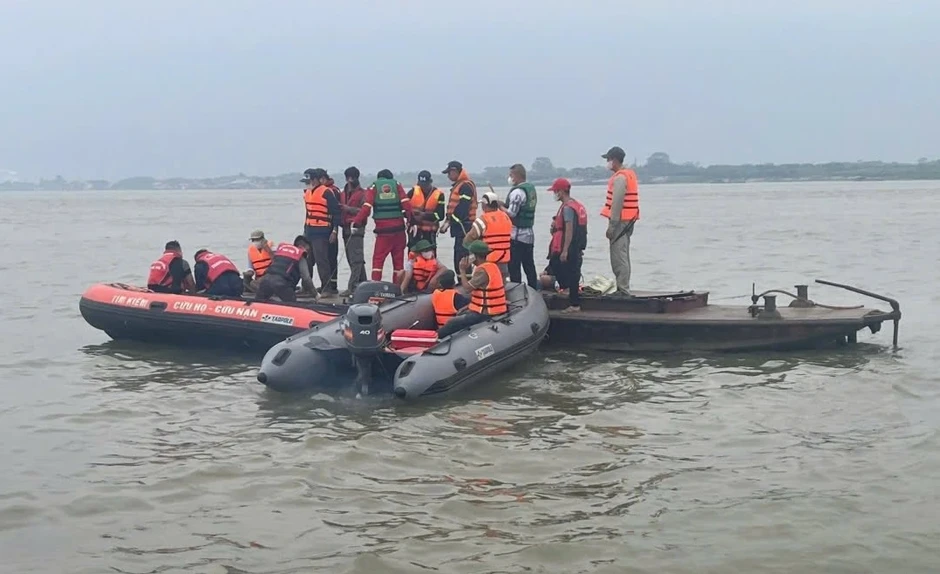 Vụ chìm tàu hút cát trên sông Hồng: Tìm thấy nạn nhân thứ hai Vụ chìm tàu hút cát trên sông Hồng: Tìm thấy nạn nhân thứ hai