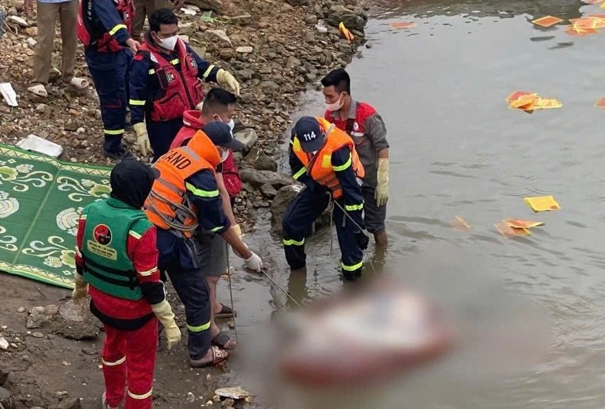 Vụ chìm tàu hút cát trên sông Hồng: Tìm thấy nạn nhân thứ hai Vụ chìm tàu hút cát trên sông Hồng: Tìm thấy nạn nhân thứ hai