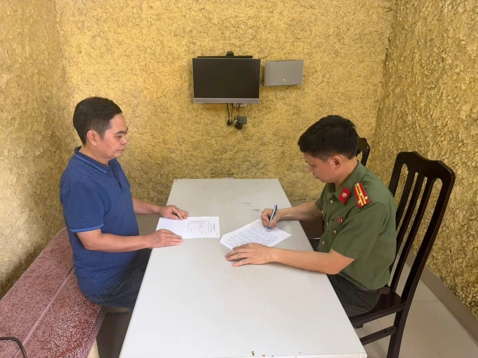 Vụ cuốn sách 'Chuyện với Thanh': Khởi tố Giám đốc NXB Hội Nhà văn và 2 người khác Vụ cuốn sách 'Chuyện với Thanh': Khởi tố Giám đốc NXB Hội Nhà văn và 2 người khác