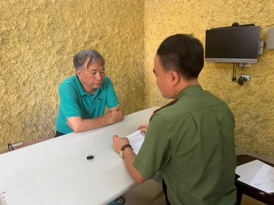 Vụ cuốn sách 'Chuyện với Thanh': Khởi tố Giám đốc NXB Hội Nhà văn và 2 người khác Vụ cuốn sách 'Chuyện với Thanh': Khởi tố Giám đốc NXB Hội Nhà văn và 2 người khác