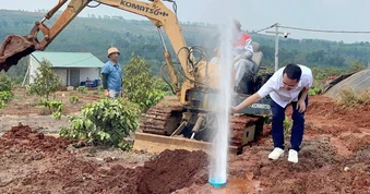 Vụ giếng phun cột khí và nước như vòi rồng: Lo ngại khi tìm cách lấp