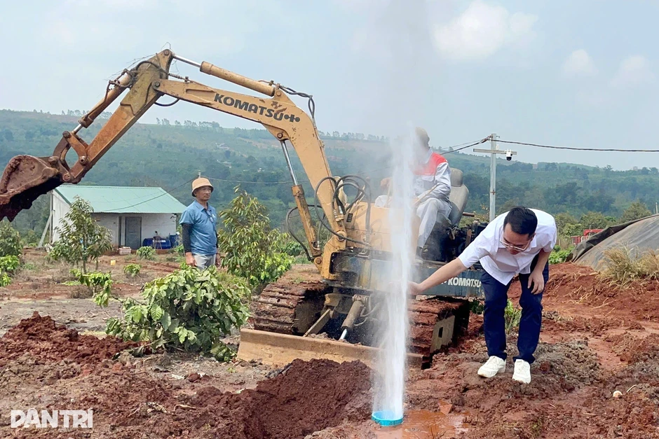 Vụ giếng phun cột khí và nước như vòi rồng: Lo ngại khi tìm cách lấp Vụ giếng phun cột khí và nước như vòi rồng: Lo ngại khi tìm cách lấp