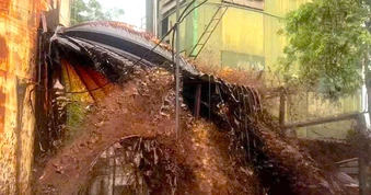Vụ hàng nghìn tấn mật tràn ra sau tiếng sét: Lỗ thủng lớn, không xử lý kịp