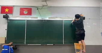 Vụ lớp 12 thiếu bảng, giáo viên phải viết lên tường: Lắp bảng mới trong đêm