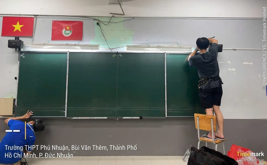 Vụ lớp 12 thiếu bảng, giáo viên phải viết lên tường: Lắp bảng mới trong đêm Vụ lớp 12 thiếu bảng, giáo viên phải viết lên tường: Lắp bảng mới trong đêm