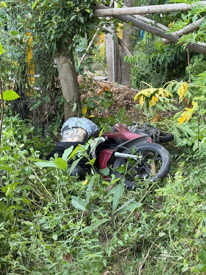Vụ nam thanh niên chết bên xe máy: Công an tìm người biết thông tin Vụ nam thanh niên chết bên xe máy: Công an tìm người biết thông tin