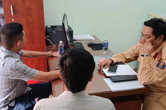 Vụ ngang nhiên ngồi thùng xe bán tải ăn uống: Xảy ra từ năm 2023 Vụ ngang nhiên ngồi thùng xe bán tải ăn uống: Xảy ra từ năm 2023