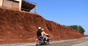 Vụ nhà dân chênh vênh bên mép vực ở Đồng Nai: Chủ đầu tư nói rất đau xót và cam kết khắc phục
