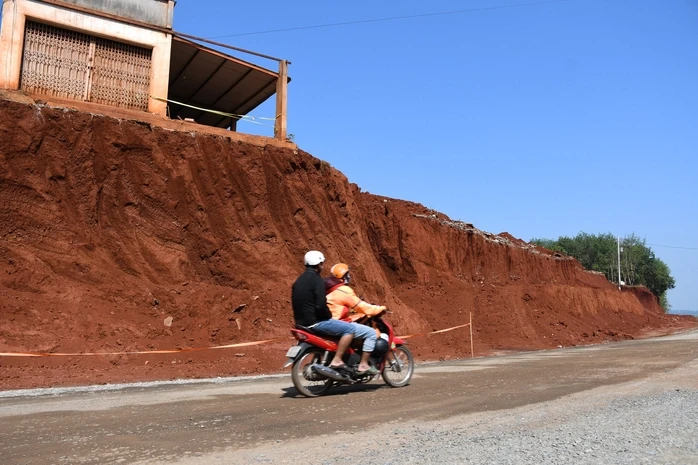 Vụ nhà dân chênh vênh bên mép vực ở Đồng Nai: Chủ đầu tư nói rất đau xót và cam kết khắc phục Vụ nhà dân chênh vênh bên mép vực ở Đồng Nai: Chủ đầu tư nói rất đau xót và cam kết khắc phục