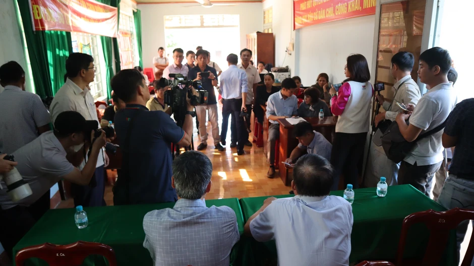 Vụ nhà dân chênh vênh bên mép vực sâu: Chủ đầu tư nhận trách nhiệm, xin lỗi dân Vụ nhà dân chênh vênh bên mép vực sâu: Chủ đầu tư nhận trách nhiệm, xin lỗi dân