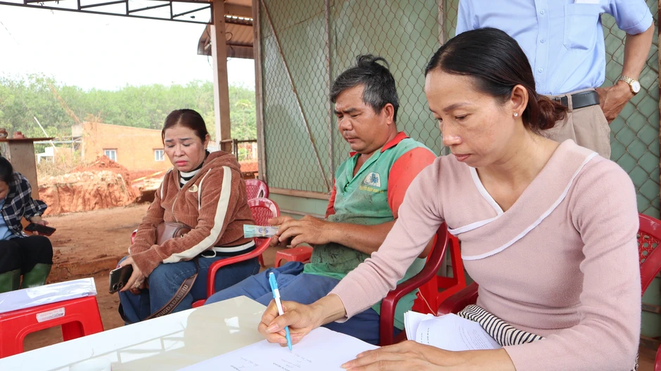 Vụ nhà dân chênh vênh bên mép vực sâu: Đơn vị nào thẩm định, phê duyệt, điều chỉnh thiết kế? Vụ nhà dân chênh vênh bên mép vực sâu: Đơn vị nào thẩm định, phê duyệt, điều chỉnh thiết kế?
