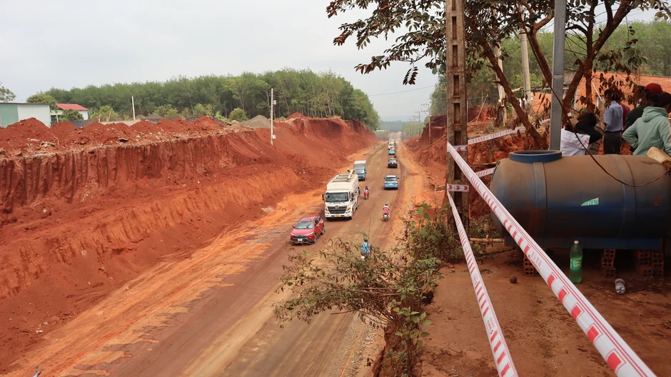 Vụ nhà dân chênh vênh bên mép vực sâu: Đơn vị nào thẩm định, phê duyệt, điều chỉnh thiết kế? Vụ nhà dân chênh vênh bên mép vực sâu: Đơn vị nào thẩm định, phê duyệt, điều chỉnh thiết kế?