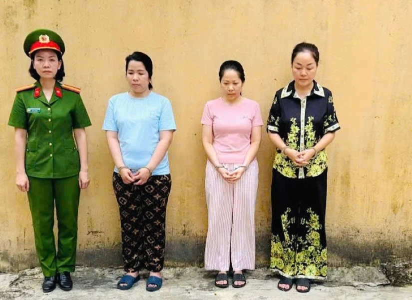 Vụ nhập lậu 28.000 viên kim cương: Khởi tố thêm 4 người, có chủ tiệm vàng Kim Lý Vụ nhập lậu 28.000 viên kim cương: Khởi tố thêm 4 người, có chủ tiệm vàng Kim Lý
