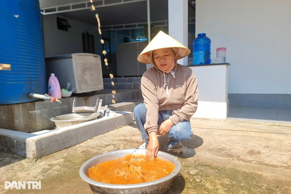 Vụ nước giếng ở khu tái định cư đục vàng như mật: Người dân đón niềm vui Vụ nước giếng ở khu tái định cư đục vàng như mật: Người dân đón niềm vui