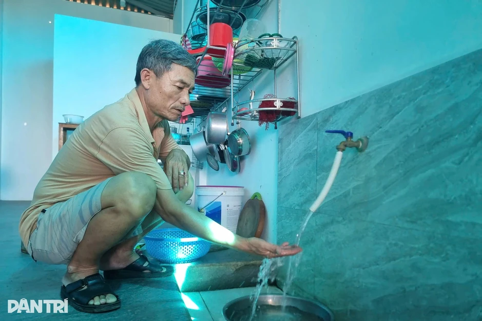 Vụ nước giếng ở khu tái định cư đục vàng như mật: Người dân đón niềm vui Vụ nước giếng ở khu tái định cư đục vàng như mật: Người dân đón niềm vui