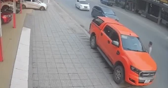 Vụ ô tô vượt phải đâm tài xế mở cửa xe đang đỗ: Ai sai?