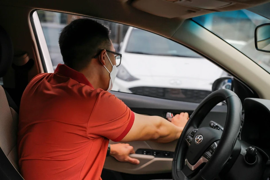Vụ ô tô vượt phải đâm tài xế mở cửa xe đang đỗ: Ai sai? Vụ ô tô vượt phải đâm tài xế mở cửa xe đang đỗ: Ai sai?