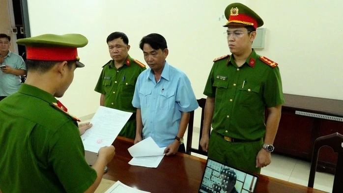 Vụ "cạo sạch quả đồi" ở Khánh Hòa: Khởi tố, bắt tạm giam người khai thác đất Vụ "cạo sạch quả đồi" ở Khánh Hòa: Khởi tố, bắt tạm giam người khai thác đất