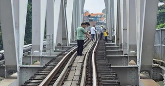 Vụ sà lan va cầu Ghềnh: Phải thay mới nhịp giữa nhưng sửa tạm để tàu chạy