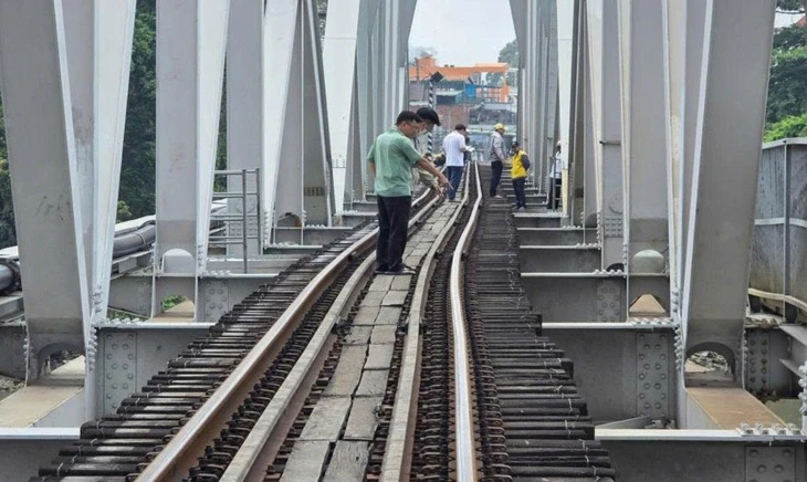 Vụ sà lan va cầu Ghềnh: Phải thay mới nhịp giữa nhưng sửa tạm để tàu chạy Vụ sà lan va cầu Ghềnh: Phải thay mới nhịp giữa nhưng sửa tạm để tàu chạy