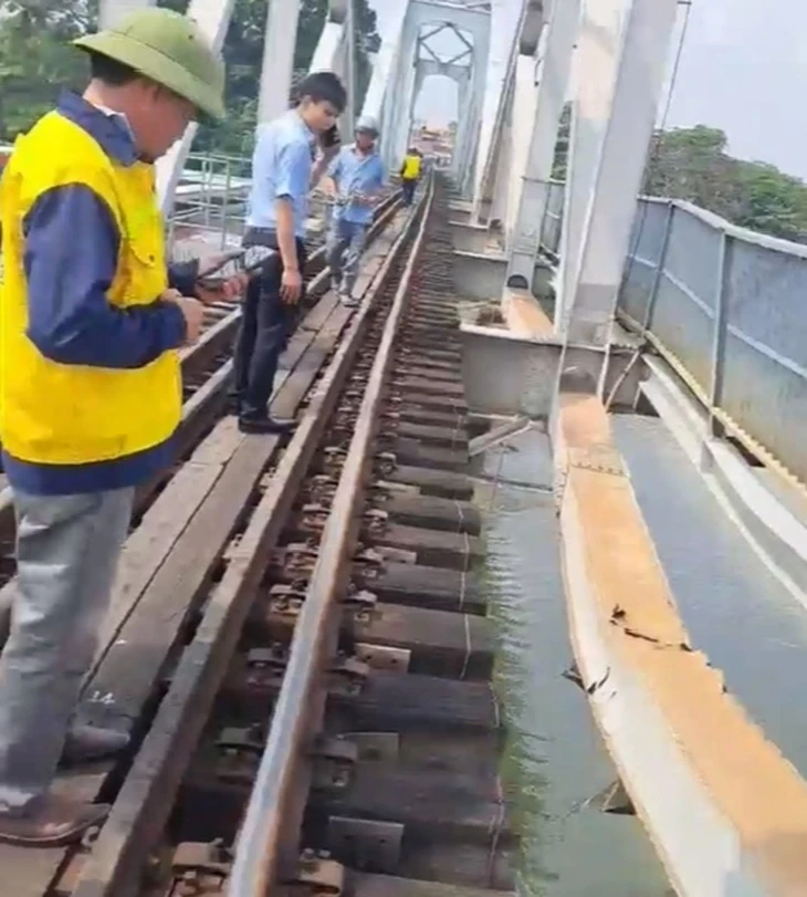 Vụ sà lan va cầu Ghềnh: Phải thay mới nhịp giữa nhưng sửa tạm để tàu chạy Vụ sà lan va cầu Ghềnh: Phải thay mới nhịp giữa nhưng sửa tạm để tàu chạy