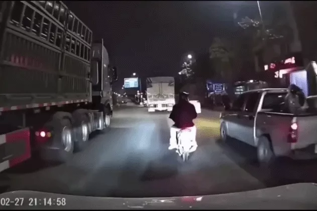 Vụ tài xế cố tình chèn ép xe máy: Người đàn ông khốn khổ vì bị hiểu lầm Vụ tài xế cố tình chèn ép xe máy: Người đàn ông khốn khổ vì bị hiểu lầm