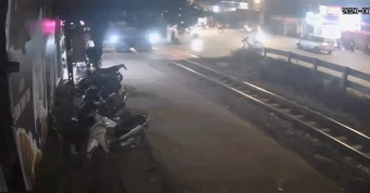 Vụ tàu hỏa đâm xe tải ở Hà Nội: Cục CSGT đề nghị xem xét trách nhiệm của tài xế ô tô