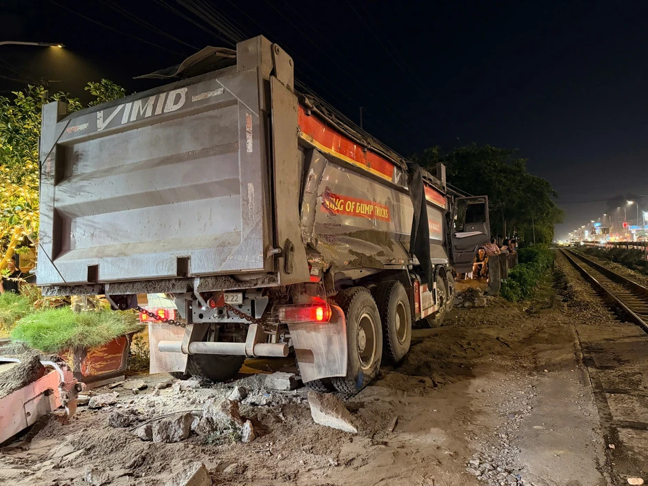 Vụ tàu hỏa đâm xe tải ở Hà Nội: Cục CSGT đề nghị xem xét trách nhiệm của tài xế ô tô Vụ tàu hỏa đâm xe tải ở Hà Nội: Cục CSGT đề nghị xem xét trách nhiệm của tài xế ô tô