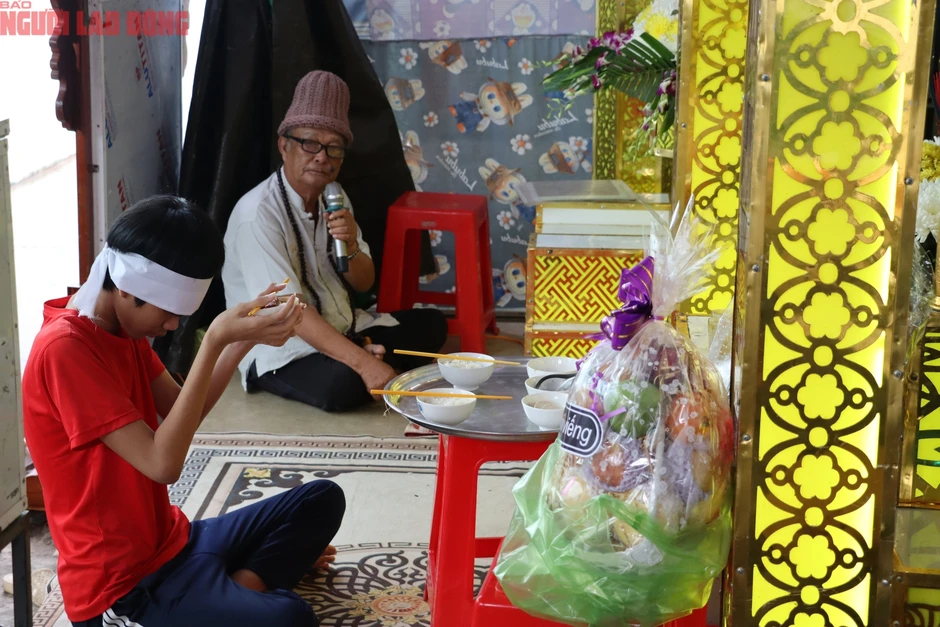 Vụ thảm án ở Tây Ninh: Nhiều người rơi nước mắt trước khi gia đình đưa 2 nạn nhân đi an táng Vụ thảm án ở Tây Ninh: Nhiều người rơi nước mắt trước khi gia đình đưa 2 nạn nhân đi an táng