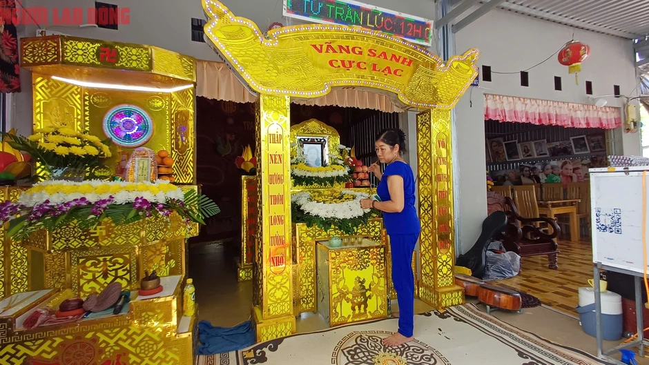 Vụ thảm án ở Tây Ninh: Nhiều người rơi nước mắt trước khi gia đình đưa 2 nạn nhân đi an táng Vụ thảm án ở Tây Ninh: Nhiều người rơi nước mắt trước khi gia đình đưa 2 nạn nhân đi an táng