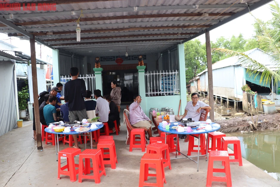 Vụ thảm án ở Tây Ninh: Nhiều người rơi nước mắt trước khi gia đình đưa 2 nạn nhân đi an táng Vụ thảm án ở Tây Ninh: Nhiều người rơi nước mắt trước khi gia đình đưa 2 nạn nhân đi an táng