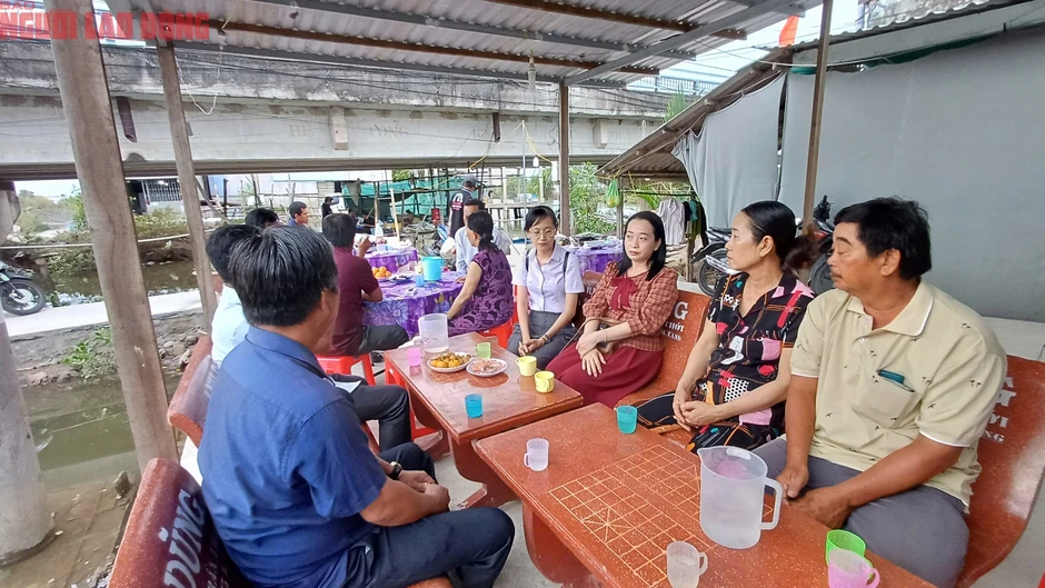 Vụ thảm án ở Tây Ninh: Nhiều người rơi nước mắt trước khi gia đình đưa 2 nạn nhân đi an táng Vụ thảm án ở Tây Ninh: Nhiều người rơi nước mắt trước khi gia đình đưa 2 nạn nhân đi an táng