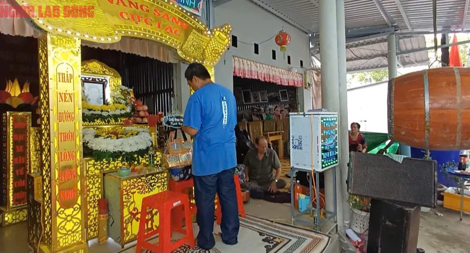 Vụ thảm án ở Tây Ninh: Nhiều người rơi nước mắt trước khi gia đình đưa 2 nạn nhân đi an táng Vụ thảm án ở Tây Ninh: Nhiều người rơi nước mắt trước khi gia đình đưa 2 nạn nhân đi an táng
