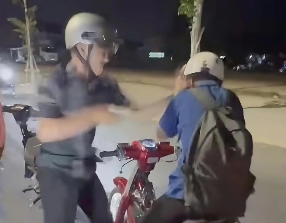 Vụ thiếu niên bị đánh giữa đường gây bức xúc: Công an mời 2 người liên quan Vụ thiếu niên bị đánh giữa đường gây bức xúc: Công an mời 2 người liên quan